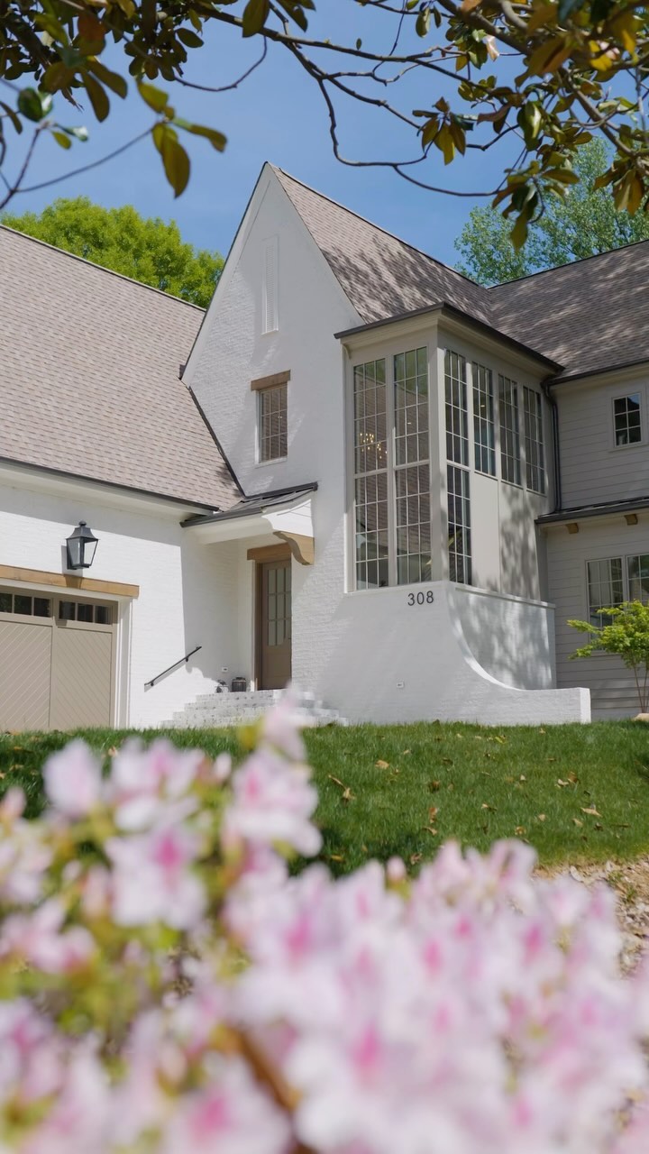 Today’s Home Tour is… Wonderwood 💛 

Stay tuned tomorrow for the tour of Bertonley to wrap up the week of home tours! 
#pikeproperties 
•
•
⚒️ @pikeproperties