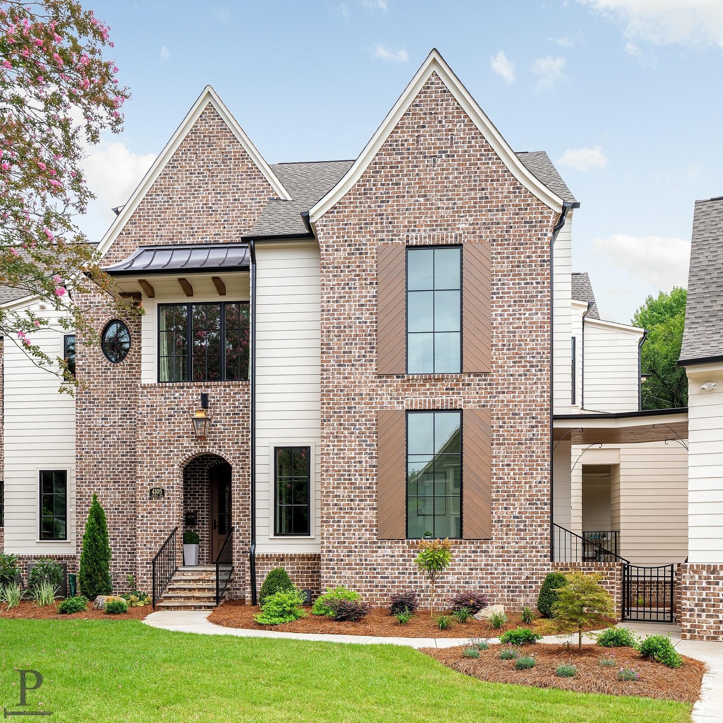 Admiring this Luxury Duet featuring Walnut Creek Brick and @benjaminmoore Sail Cloth siding 🌟🏡

#pikeproperties 
•
•
⚒️ @pikeproperties
📸 @joepurvisphotos