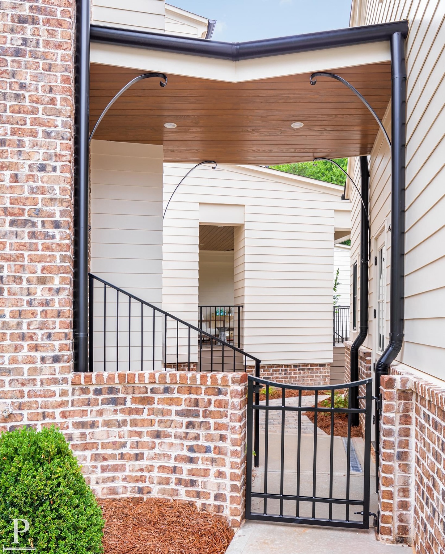 We designed the perfect breezeway linking the main home’s mudroom to a detached garage. The garage’s second level is a standout feature with a kitchenette, full bath, and versatile flex space! 🚪✨

#pikeproperties 
•
•
⚒️ @pikeproperties
📸 @joepurvisphotos