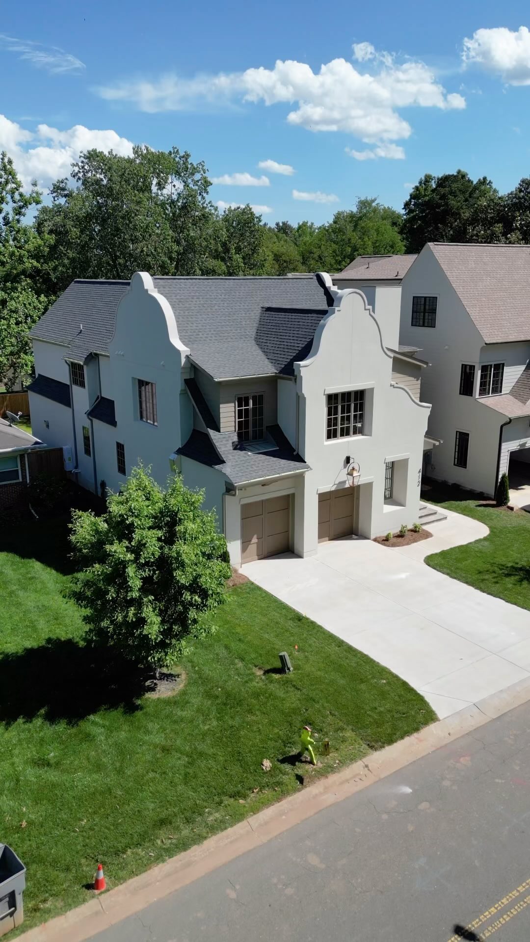 This modern masterpiece is a true standout! Stylish parapet walls and a classic stucco finish create an unforgettable exterior

Use the Link in our bio to check out our Home Design Blog for more details 📲#pikeproperties 
•
•
⚒️ @pikeproperties
🎥 @skyvisionsusa