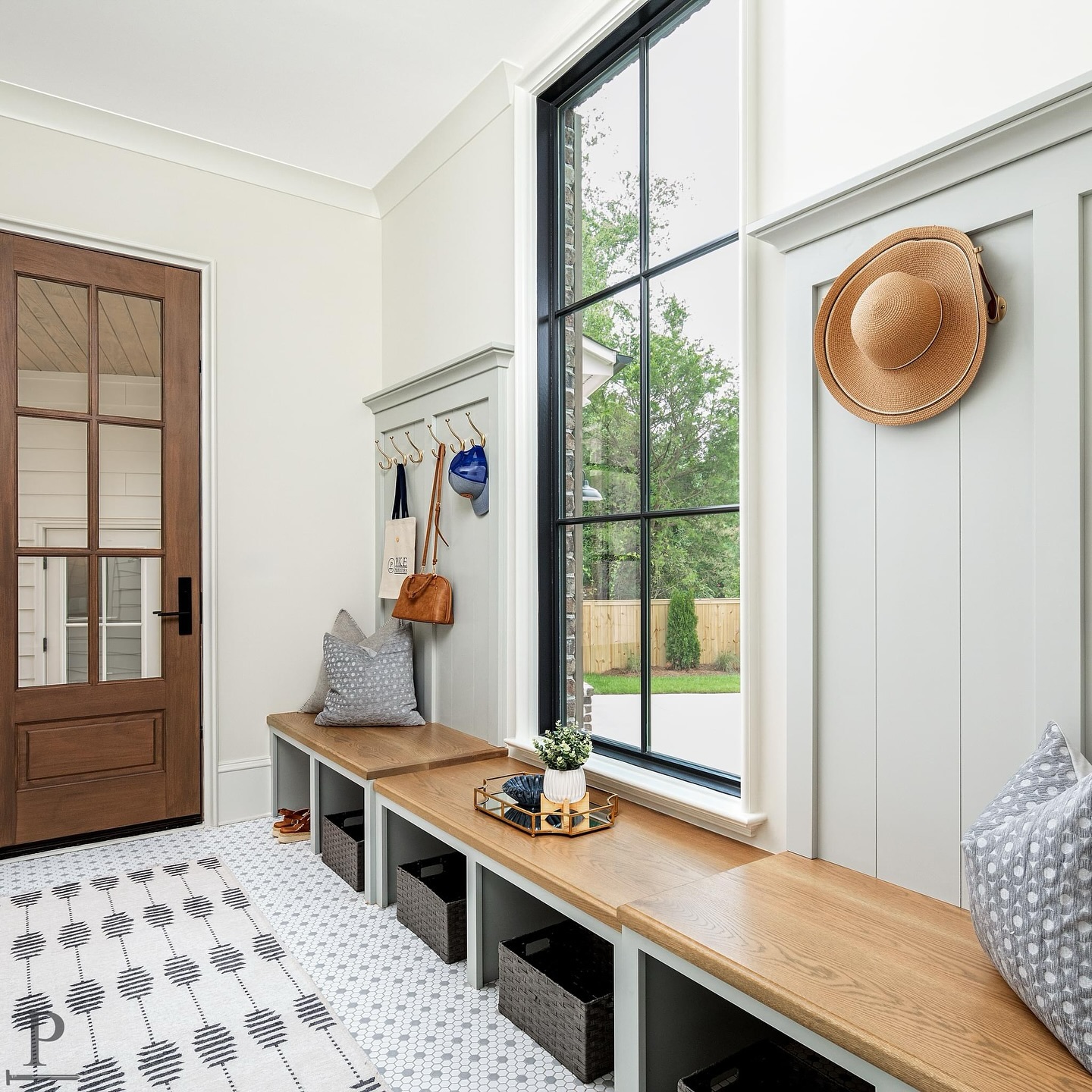 Loving the seamless flow from the detached garage and back patio to the main home through this mudroom, complete with custom cubbies painted in @benjaminmoore Gray Owl 🥾🌳

#pikeproperties 
•
•
⚒️ @pikeproperties
📸 @joepurvisphotos