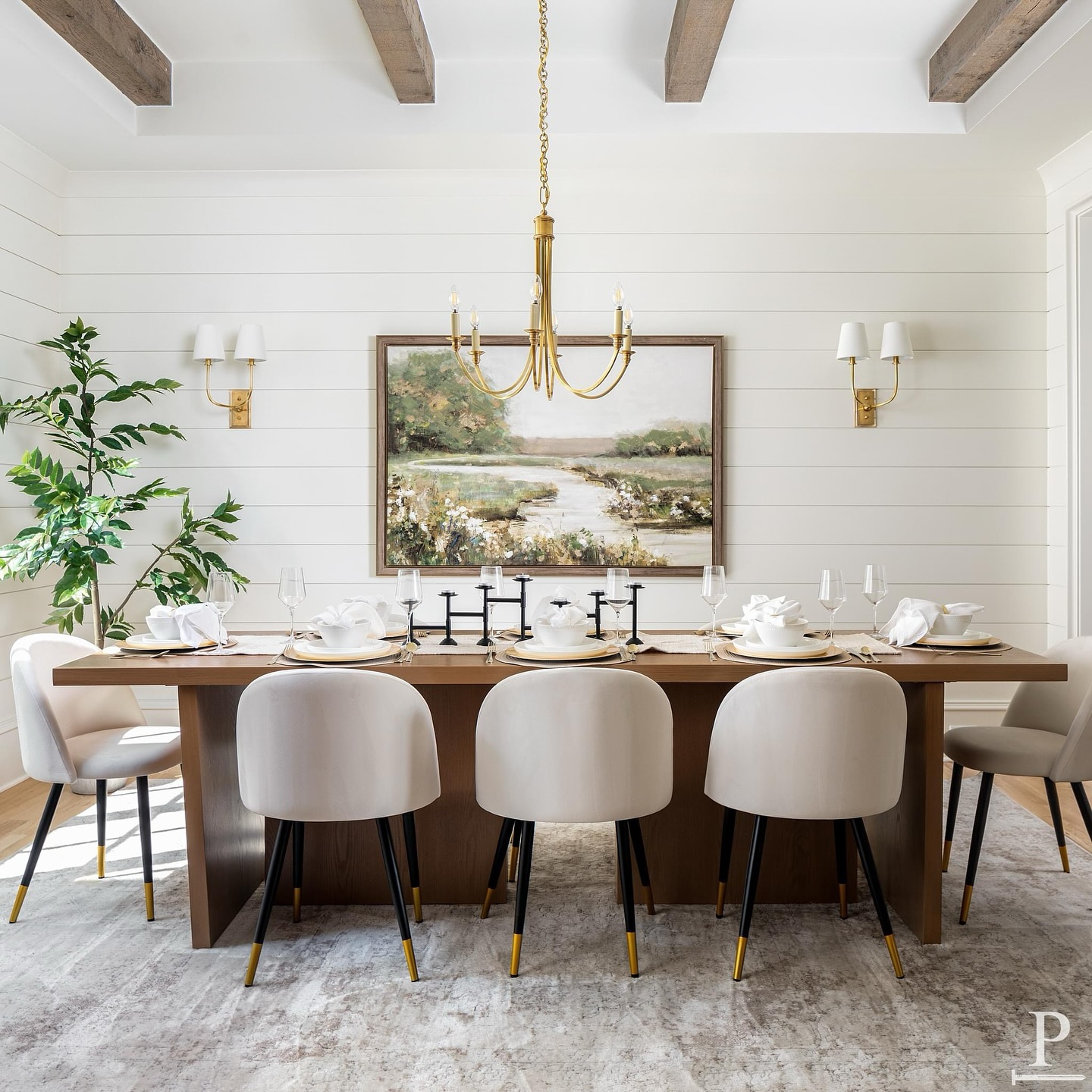 Timeless elegance in this traditional dining room, featuring a stunning @visualcomfort chandelier, wooden beams, and shiplap walls ✨🍽️🤎

#pikeproperties 
•
•
⚒️ @pikeproperties
📸 @joepurvisphotos