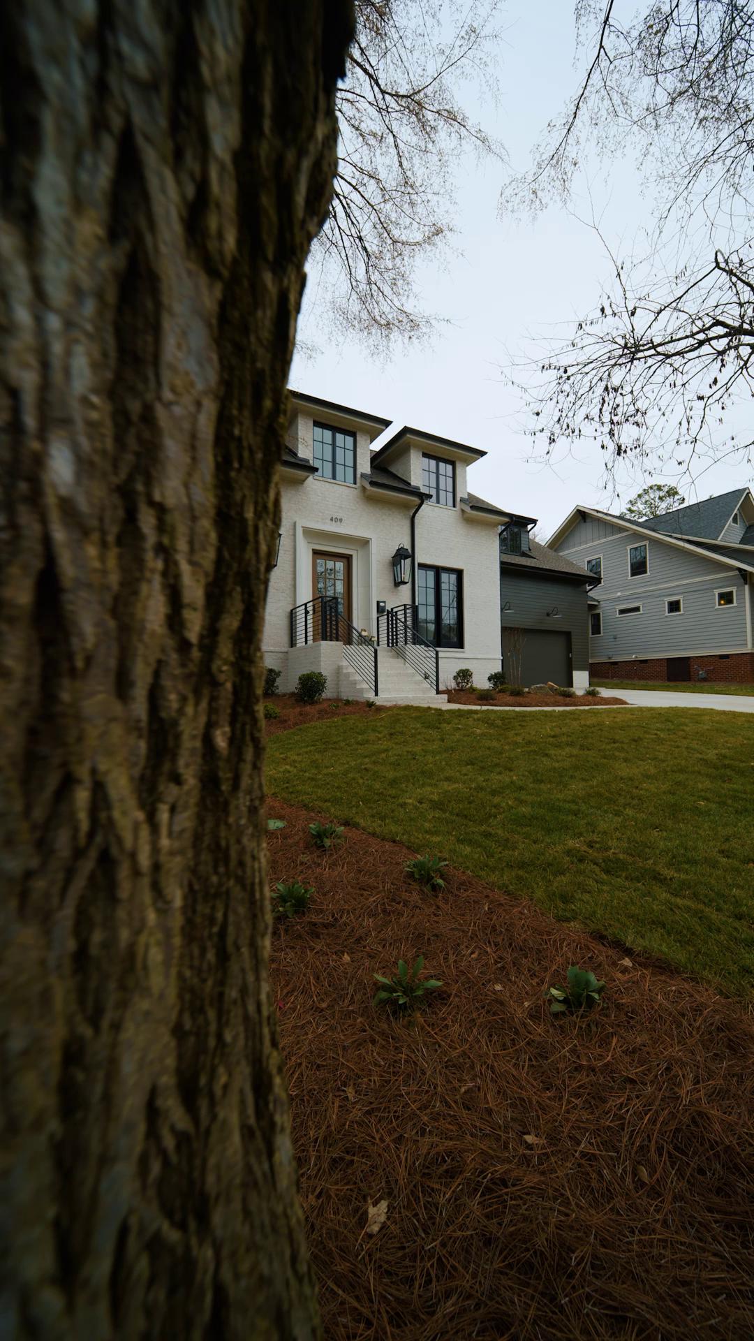 409 Bertonley Ave. 🏡

Classic charm, smart design, and an exterior that makes a statement—this one won’t last long! ✨