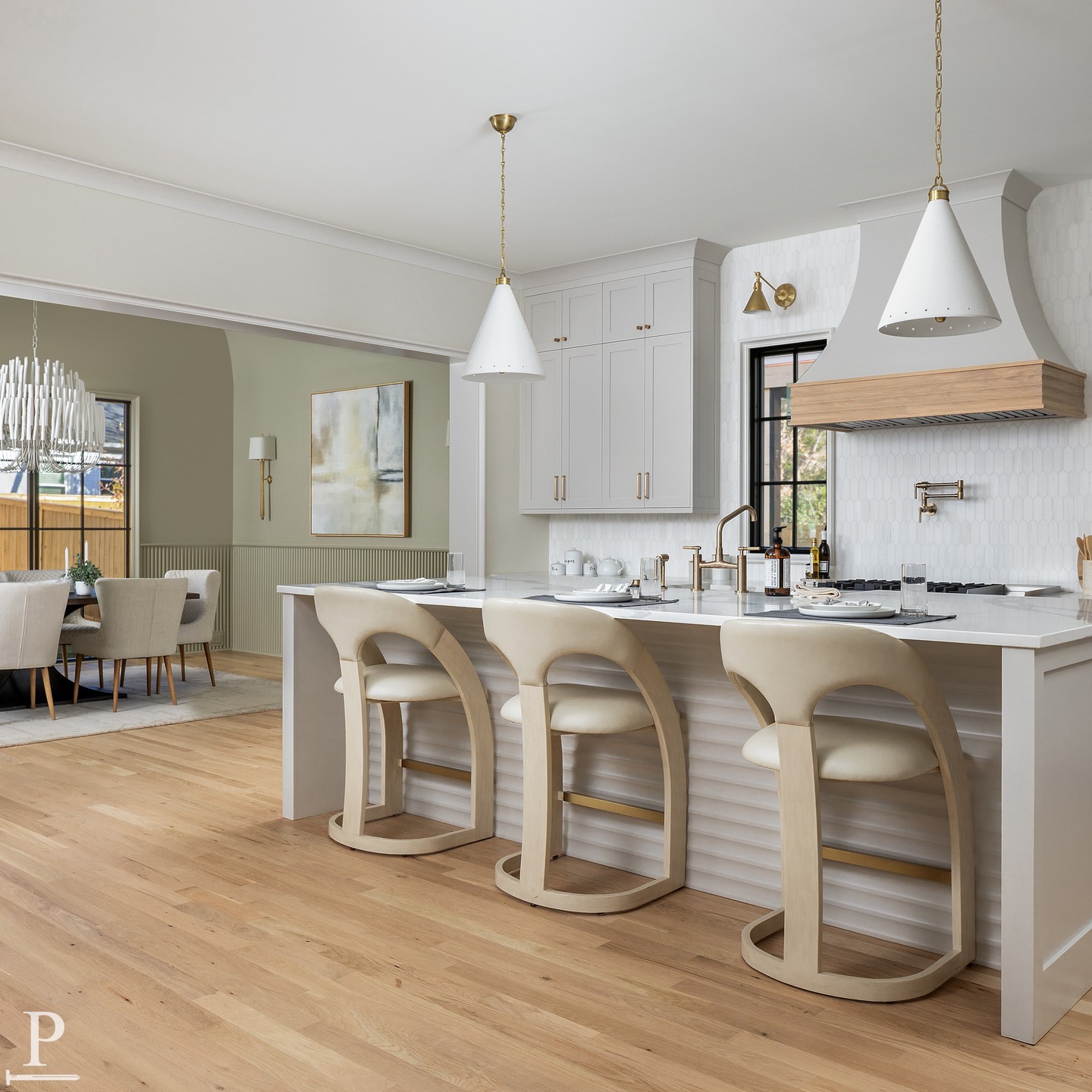 Light, fresh, and effortlessly inviting ✨ A kitchen designed to feel as good as it looks—clean lines, soft tones, and a sense of calm in every detail.