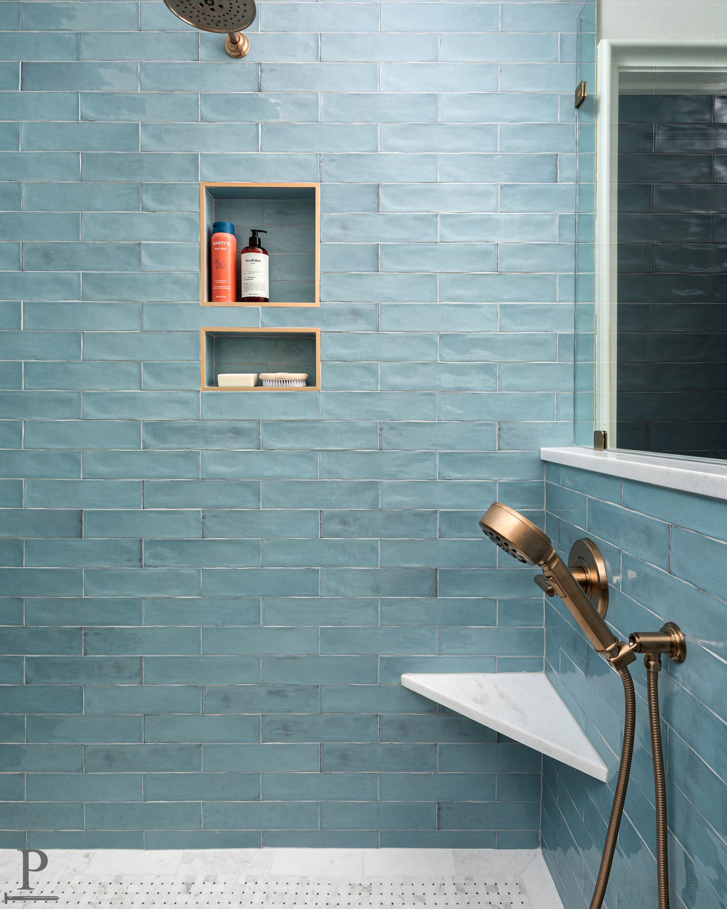 A little color, a lot of calm 🫧

This blue tile brings just enough energy while still feeling soft and serene. Pretty, polished, and the kind of space you actually want to slow down in.

Would you go bold with color in your primary bath, or keep it neutral?