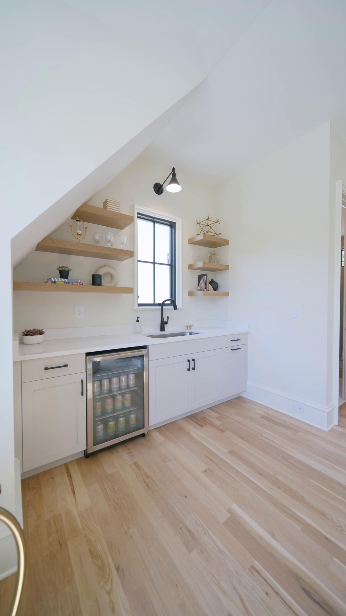 When you walk into this home, you’re invited straight into the kitchen — the true heart of it all.

Open, intentional, and made for gathering.

Plus a detached garage with a bonus room above for whatever season you’re in — office, guests, gym, or studio.

Designed for living. Built for life. 🤍