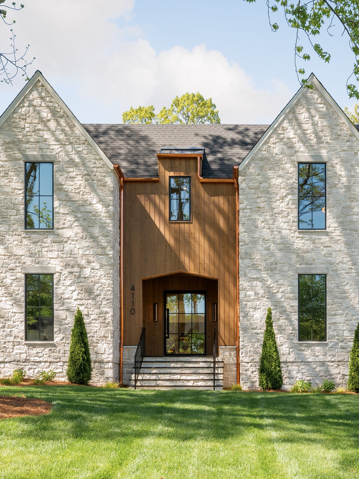 This exterior is built on repetition and intentional design. ✨
Every line, every shape, and every material works together—natural textures paired with copper details that quietly elevate the whole composition.
4110 Melchor Ave stands as a study in cohesion and restraint.
