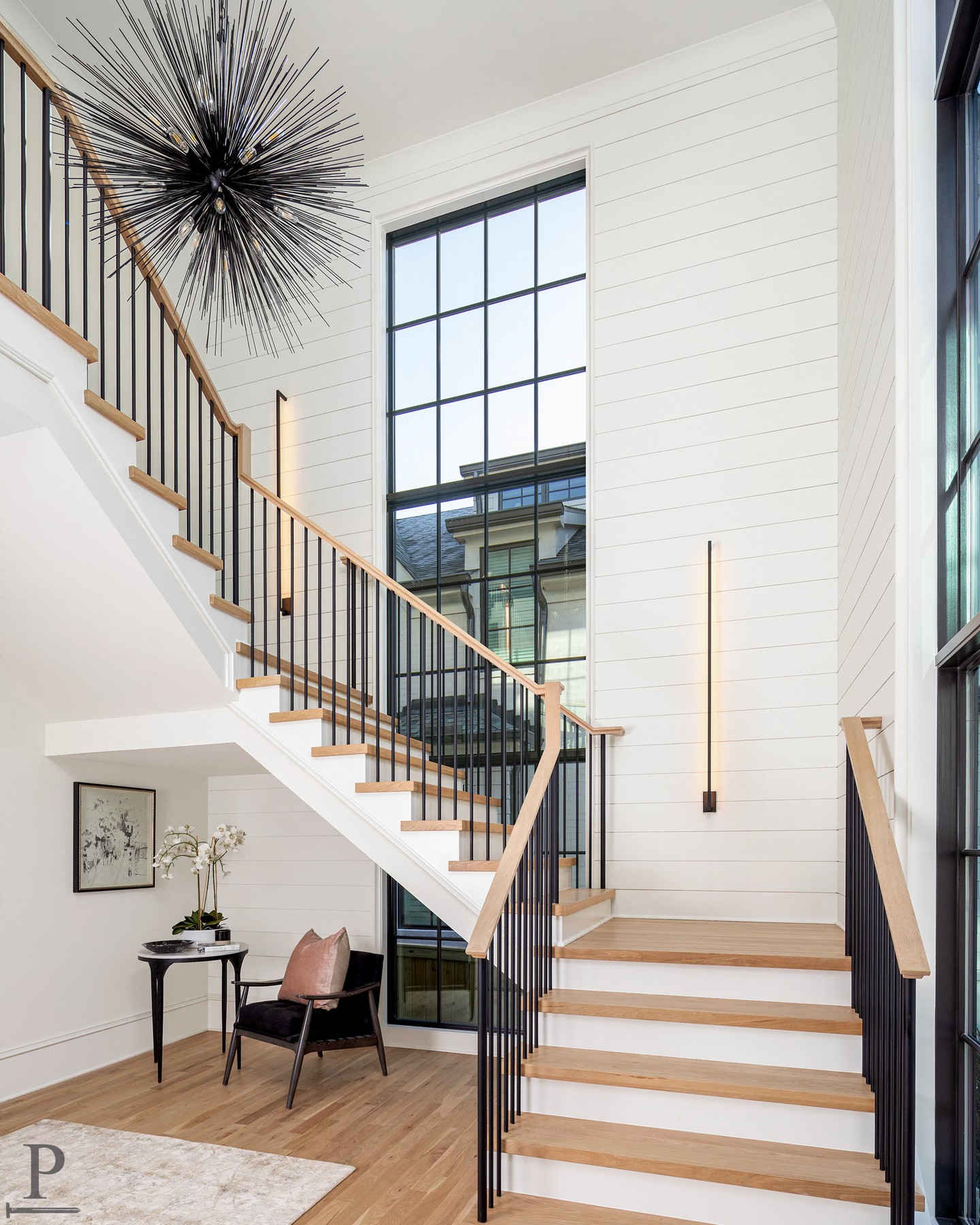 One of our favorite features to include in our designs ✨
Floating stairs + walls of windows that bring in all the natural light ☀️