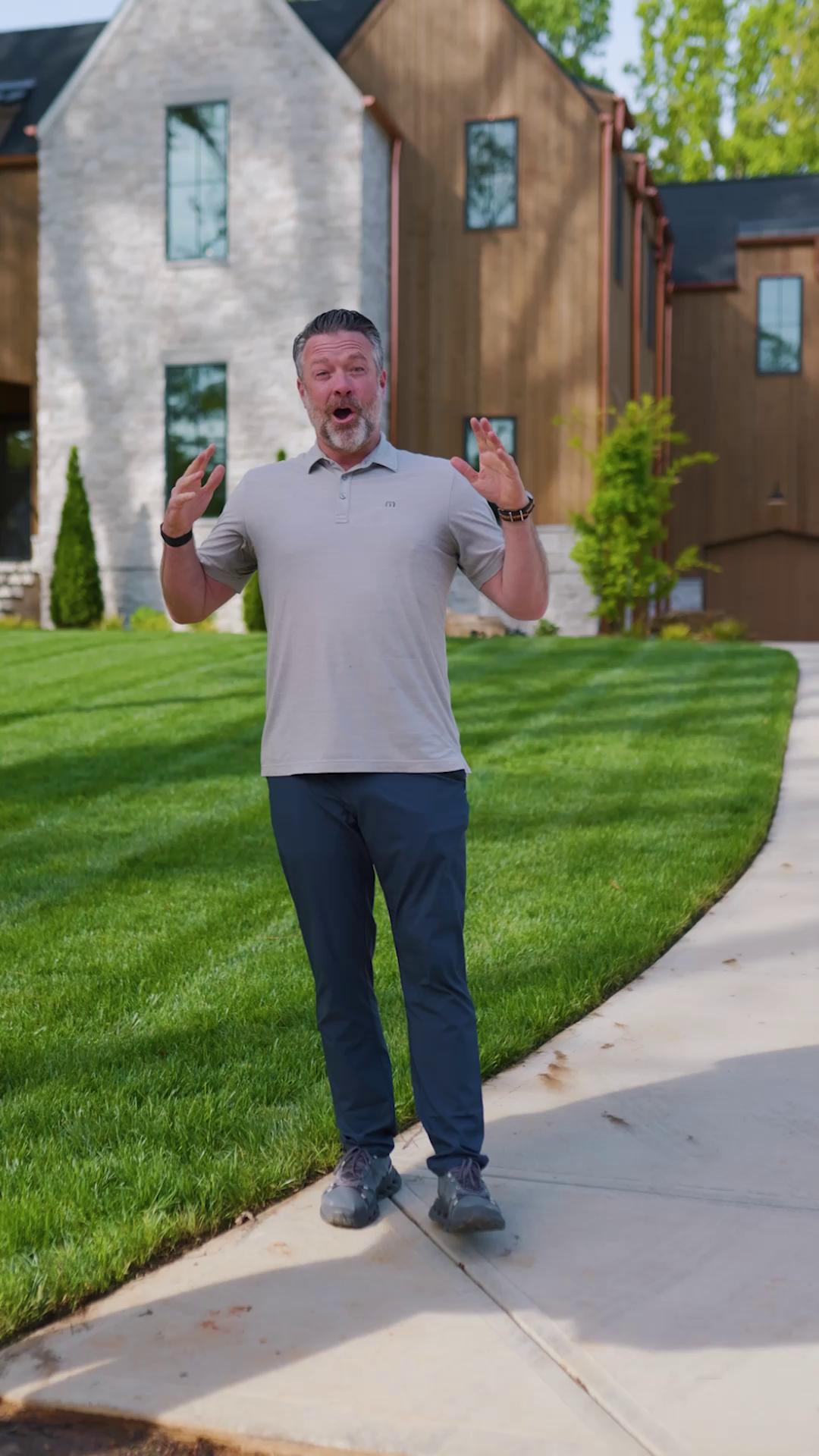 Natural cedar was chosen to bring warmth against the stone. ✨
Finding the right stain wasn’t easy—but Eddy nailed it.
The result speaks for itself.