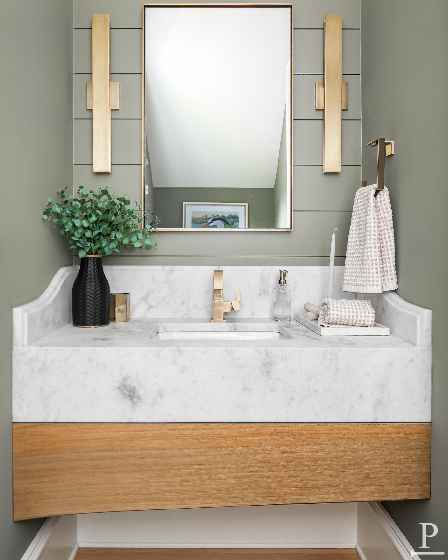 We love when timeless details meet modern design. The shiplap brings that warm, textural character to the walls while the floating marble vanity keeps things feeling light and luxe. Topped off with brushed brass fixtures and a pop of greenery — this powder room is everything. 🌿🤍