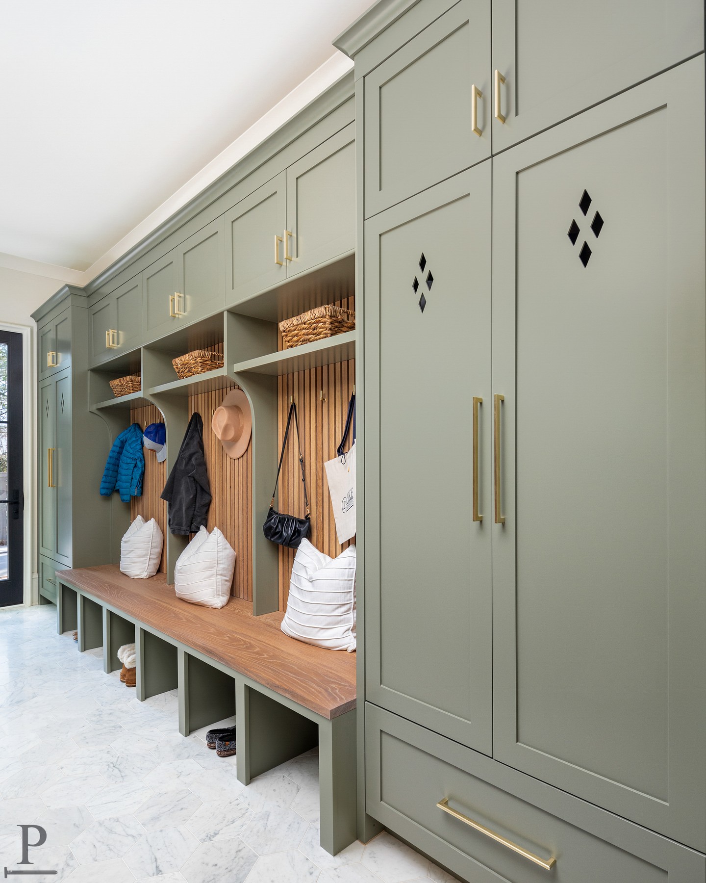 This mudroom earns its own spotlight. Custom cabinetry in Benjamin Moore Vineland, paired with warm white oak and brass hardware throughout. Every detail was considered, from the diamond cutouts to a built-in feeding station for the four-legged members of the house.

This is what happens when a mudroom gets treated like the rest of the home. 🌿